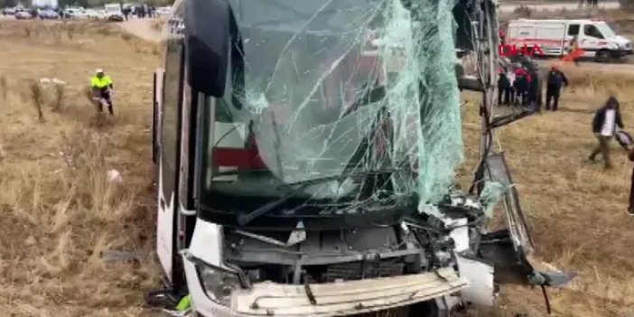 Sivas'ta tır ile yolcu otobüsü kafa kafaya çarpıştı! Çok sayıda yaralı var