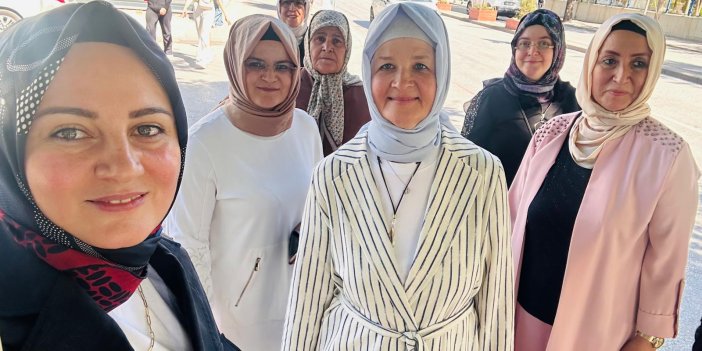 Göka, partililerle özçekim yaptı