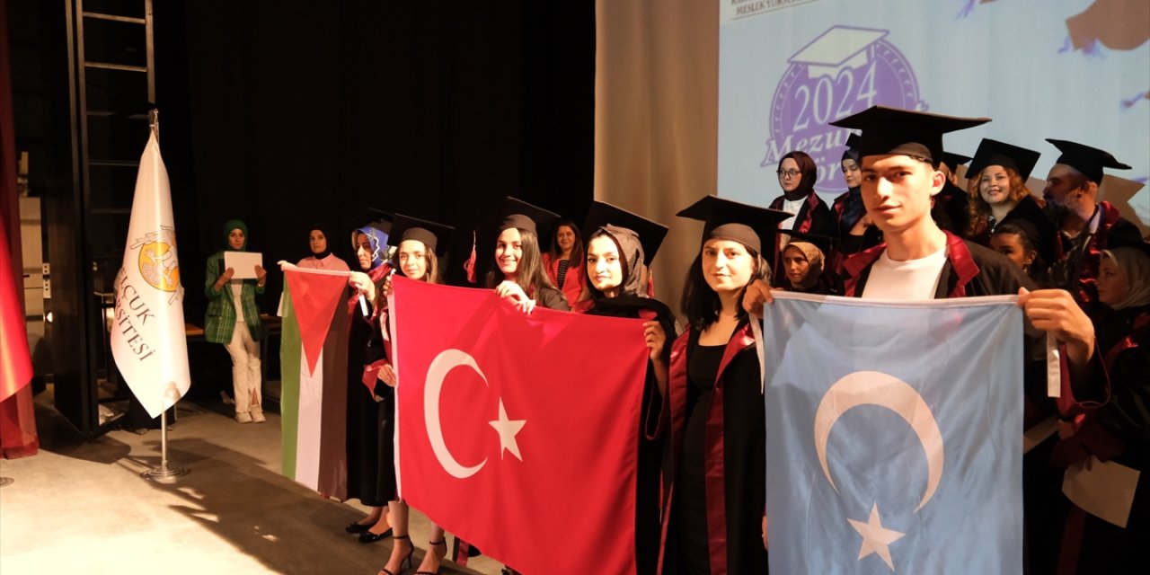 Mezuniyet töreninde öğrenciler, Filistin bayrağı açarak soykırıma tepki gösterdi