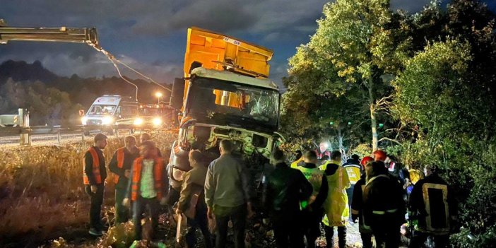 Konya'da kamyon devrildi: 2 ölü, 1 yaralı