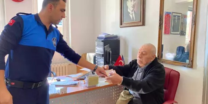 Pazarda parasını düşürdü, zabıta ekiplerinden teslim aldı