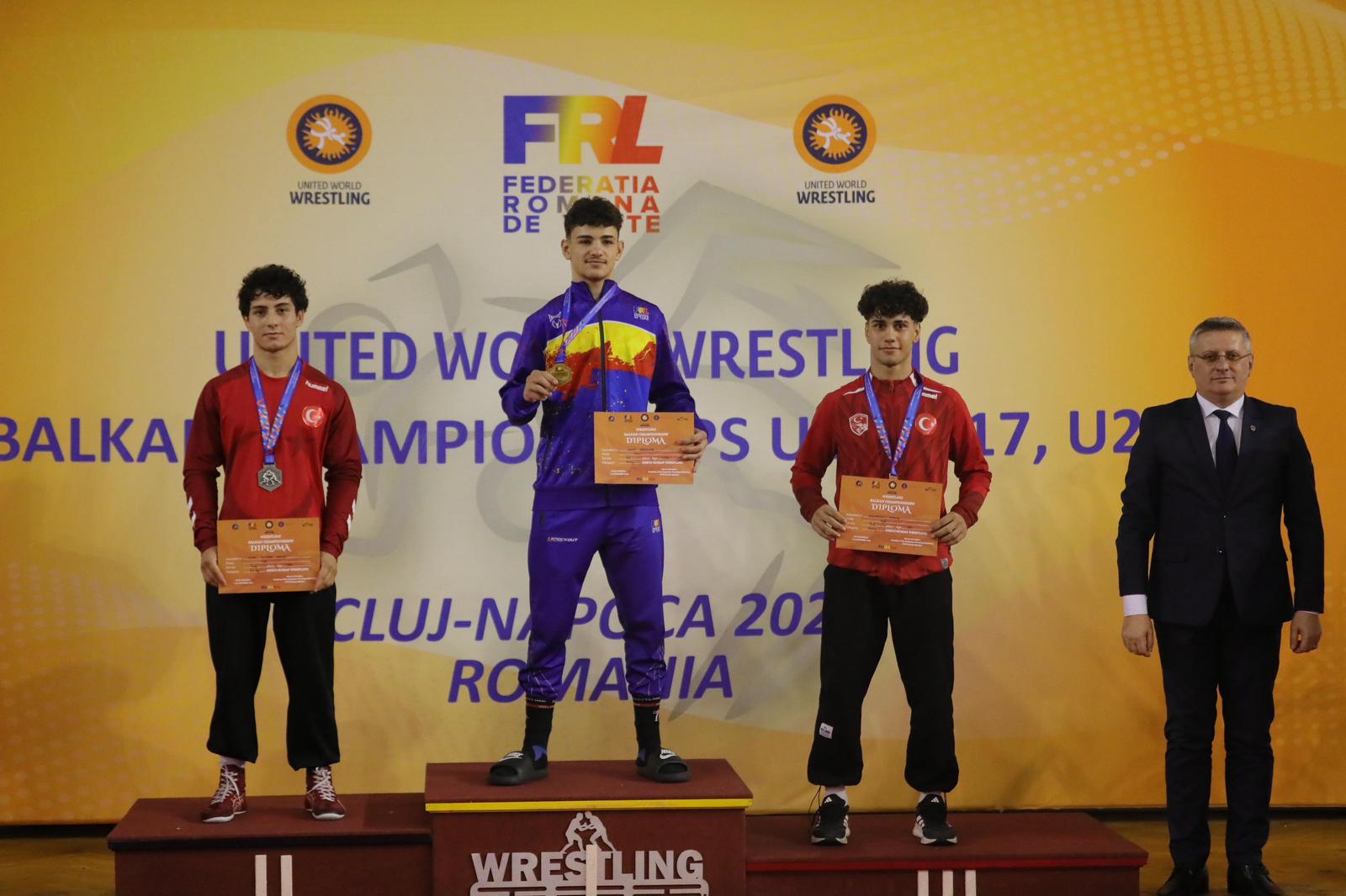 Güreşte çifte madalya sevinci