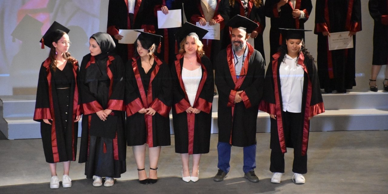 Mithat Korkusuz bir koltukta 3 karpuz taşıyor