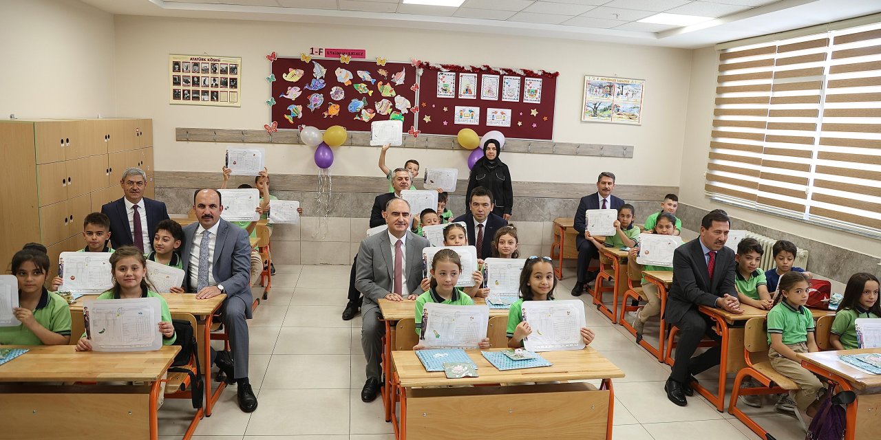 Vali Özkan ve Başkan Altay, öğrencilerin karne heyecanına ortak oldu