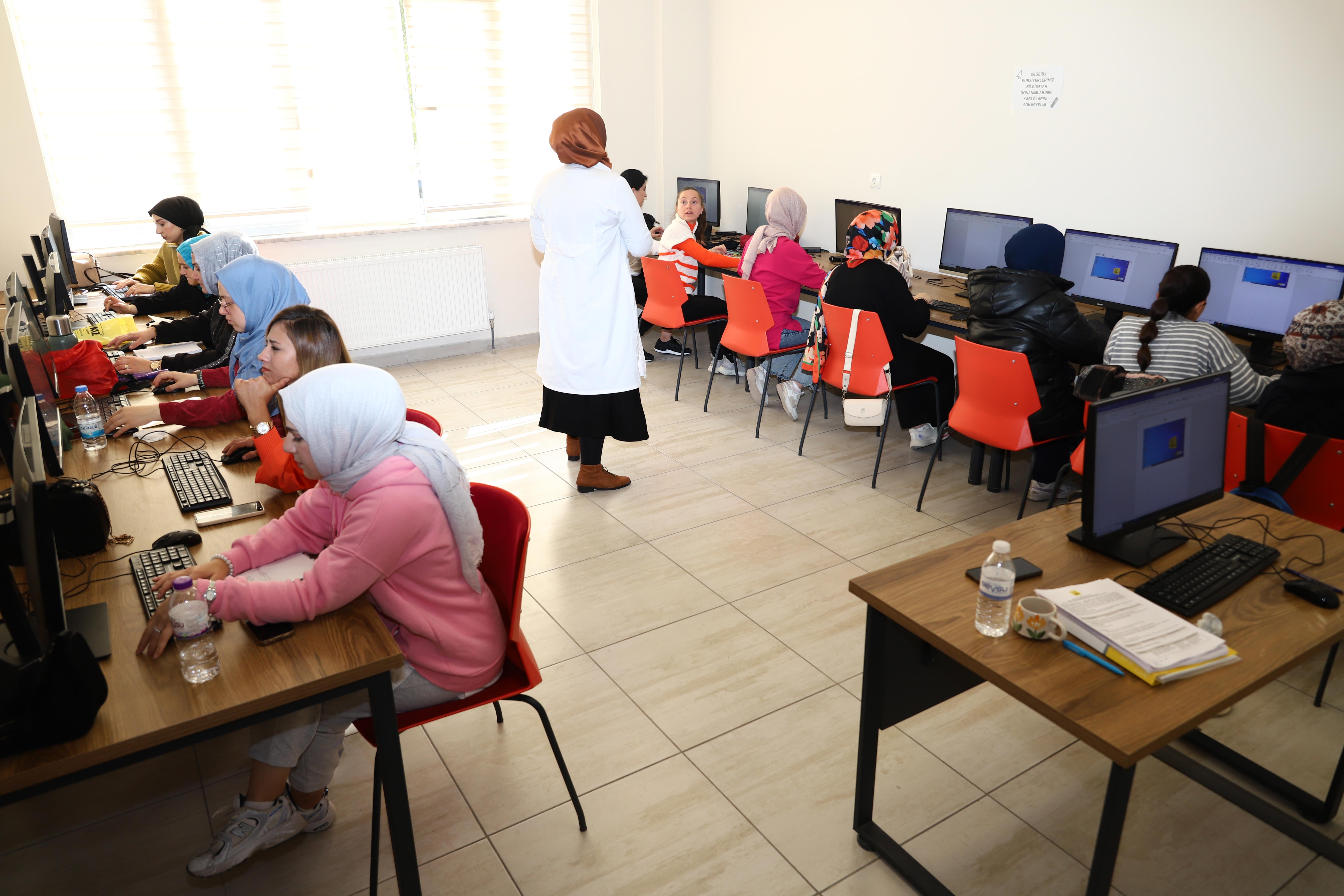 KOMEK yeni döneme 93 bin kursiyerle başladı