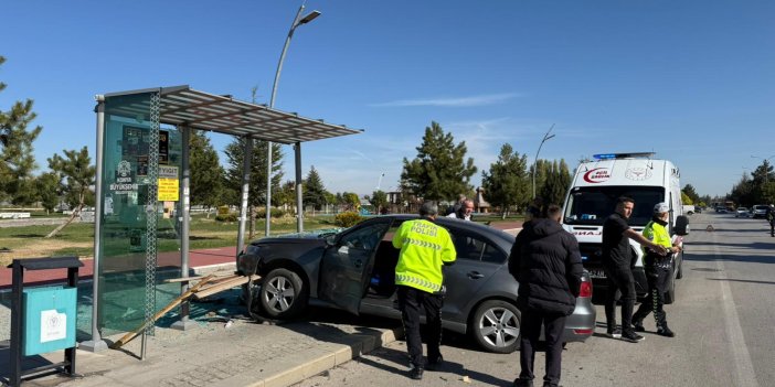Beyşehir'de otomobil otobüs durağına çarptı: 1 yaralı