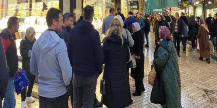 Kuyumcuların önünde altın kuyruğu