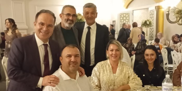 Çiçek, dostlarıyla birlikte