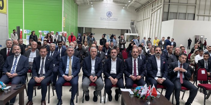 Konya’da ayakkabı ve çanta modası sahneye çıktı