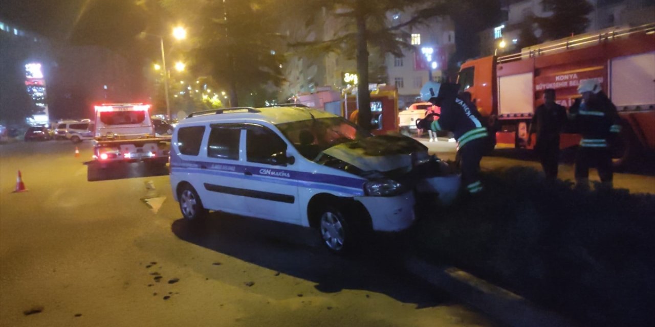 Konya'da ticari araç refüjdeki ağaca çarptı: 2 yaralı