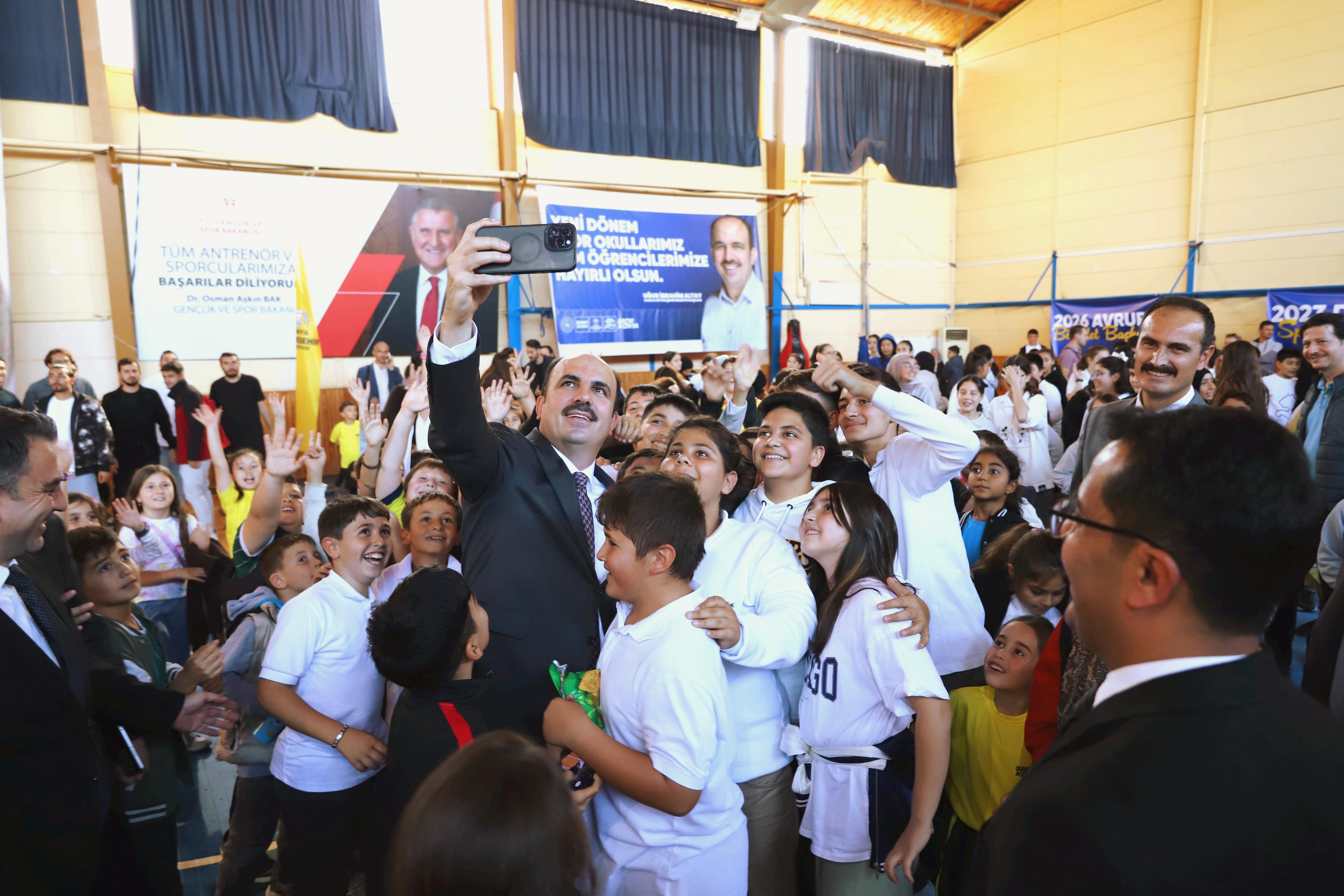 Başkan Altay spor okulları dönem açılışında öğrencilerle buluştu
