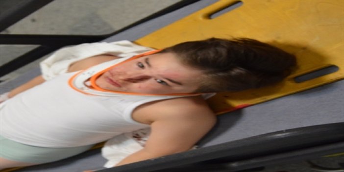 Kazada yaralanan anne ve oğlunu taşıyan ambulans, otomobille çarpıştı