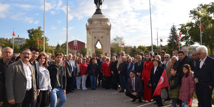 CHP Konya, Atatürk Anıtı'nda Cumhuriyet bayramını kutladı