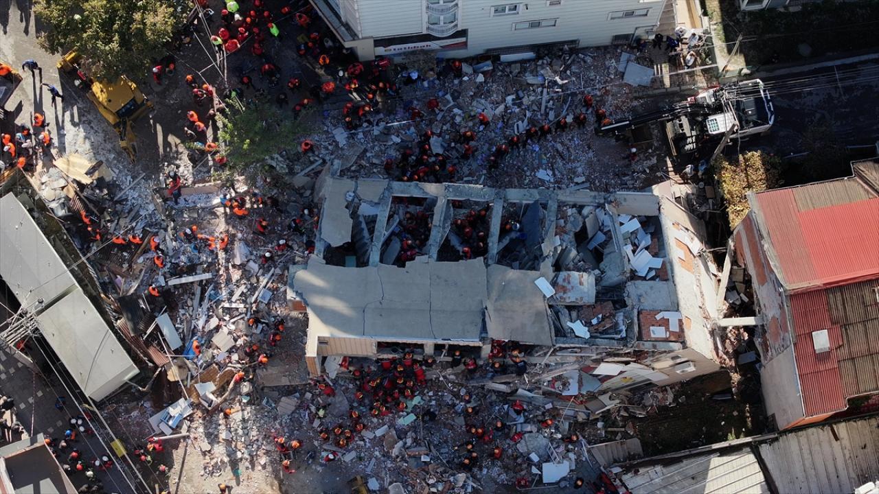 7 katlı bina çöktü: 5 kişilik bir aile enkaz altında