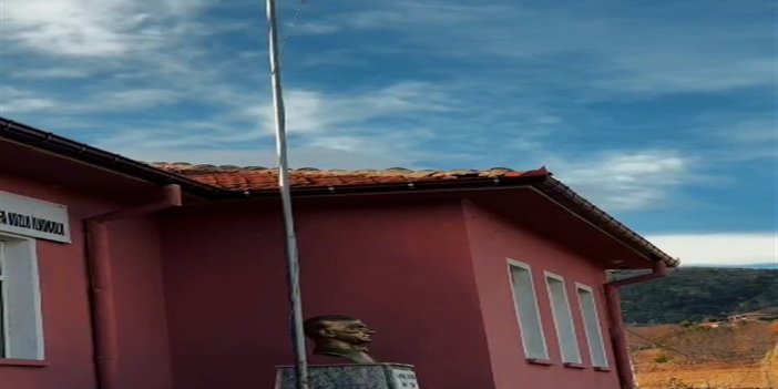 Bu okul Konya'da! Sadece 1 öğretmen ve öğrenci ile kutlama yapıldı