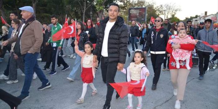 Konya protokolü ve vatandaşlar katıldı:Konya'da Cumhuriyet'in 102. yılı fener alayıyla kutlandı