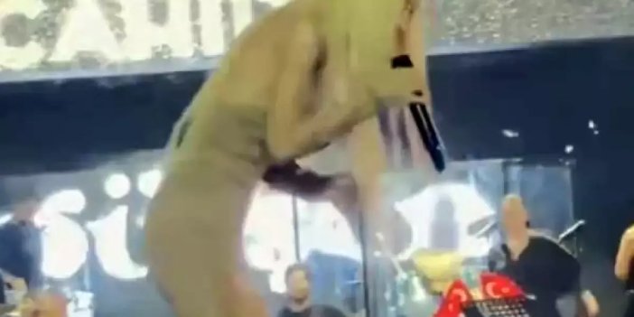 Gülşen, sahneye para atan hayranına kızdı: Üzerinde Atatürk var