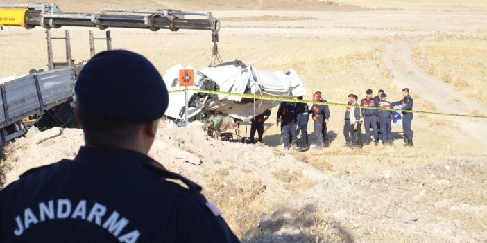 Toprak yığınına çarpan TIR'ın şoförü öldü