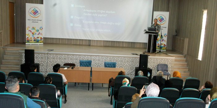 Konya'da “Sınırsız Özgür Çocuk Ve Akran Zorbalığı” masaya yatırıldı