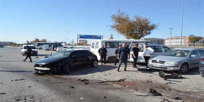 Yaya geçidinde otomobilin çarptığı kadın ile sürücü yaralandı