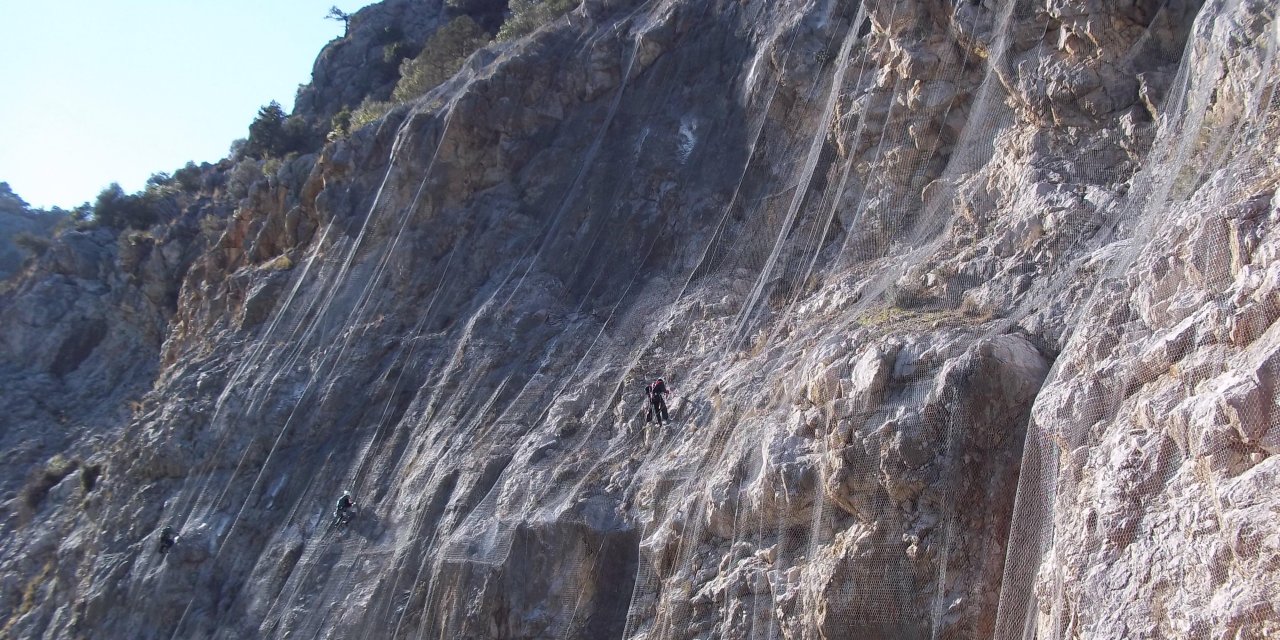 Konya yollarındaki dağlar çelik ağlarla örülüyor!