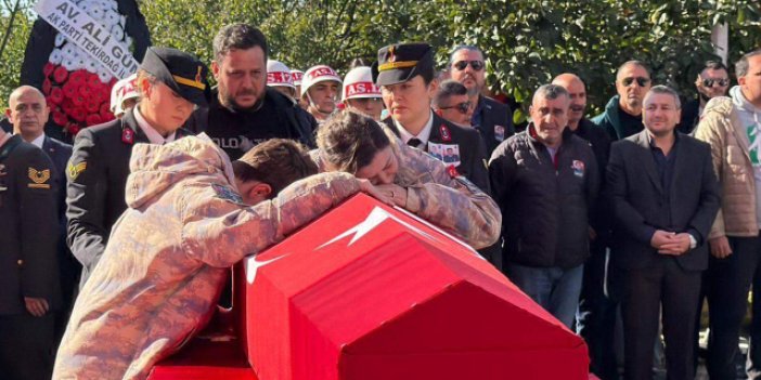 Babaya son veda! Anne ve oğlu, şehidi parkasıyla uğurladı