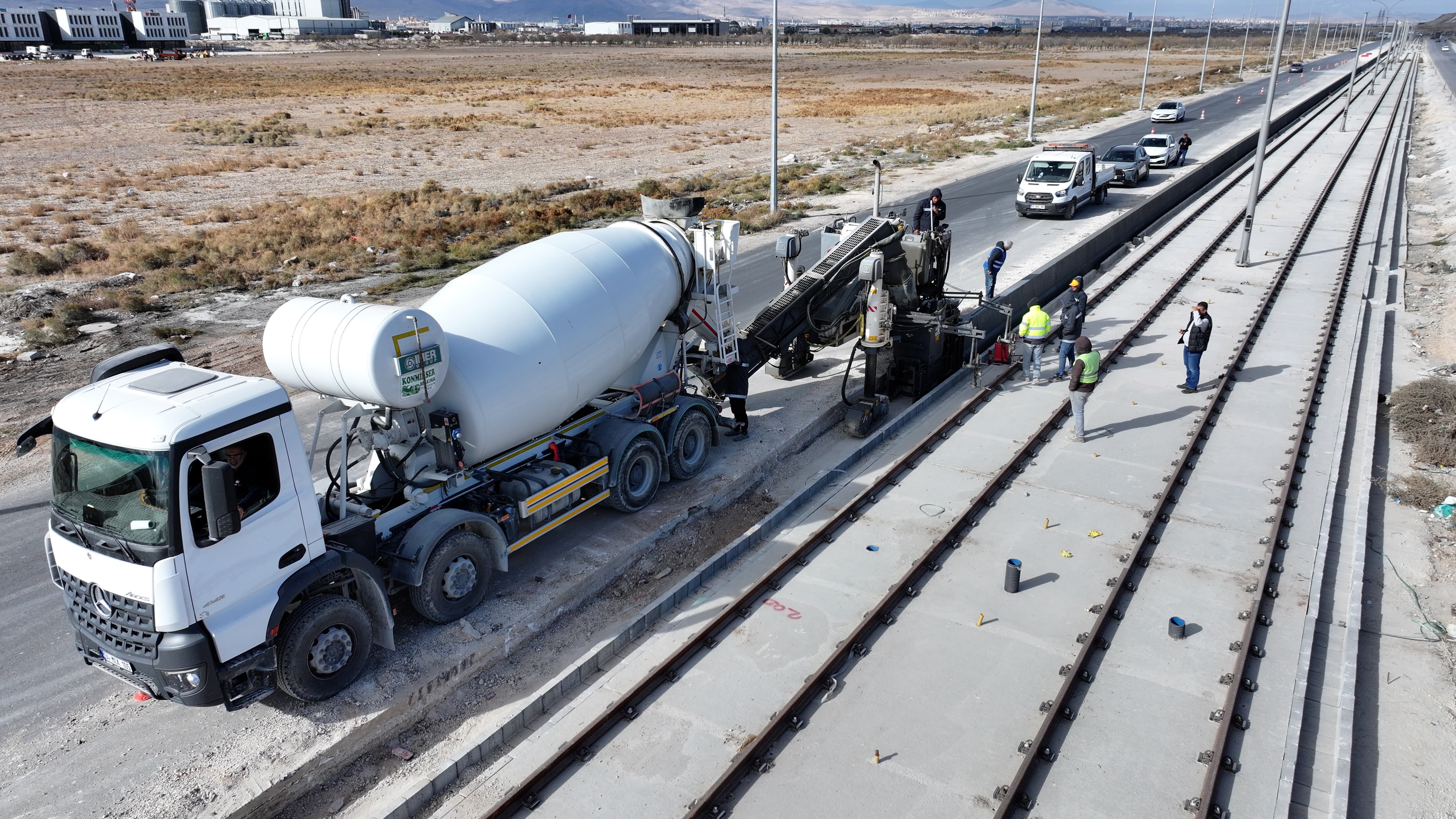Konya Büyükşehir örnek bir sistemle beton bariyer yapıyor