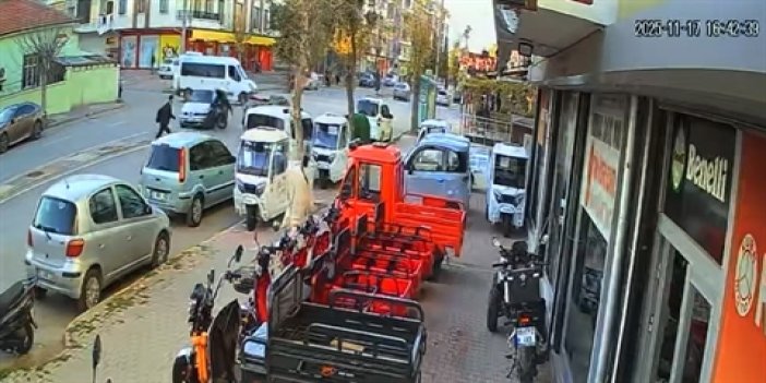 Otomobilin çarptığı elektrikli bisiklet sürücüsü yaralandı; kaza anı kamerada