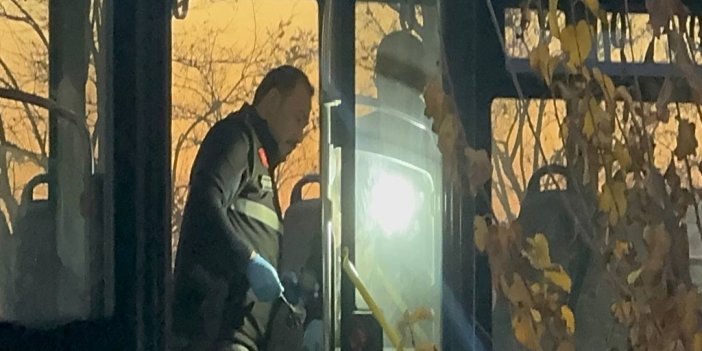 Konya'da belediye otobüsünde eşinin yanında bıçaklanan genç hayatını kaybetti