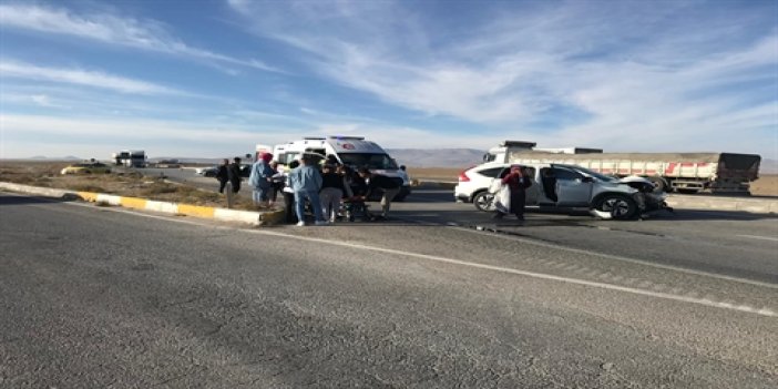 Konya'da kamyonet ile otomobil çarpıştı: 3'ü çocuk 7 yaralı