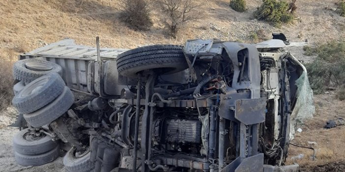 Konya'da şarampole devrilen kamyon sürücüsü yaşamını yitirdi