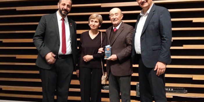 Plaketini eşi ile birlikte aldı