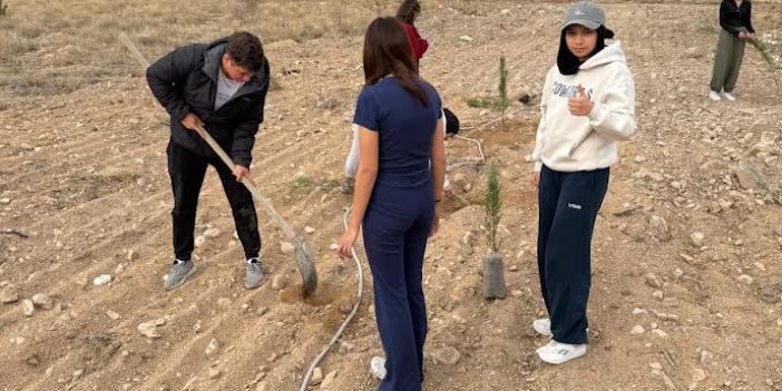 Öğretmen adayları öğretmenler günü için ağaç dikti...