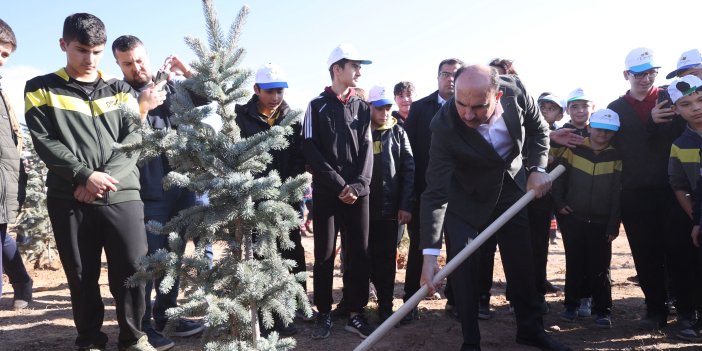 Başkan Altay öğrencilerle fidan dikti