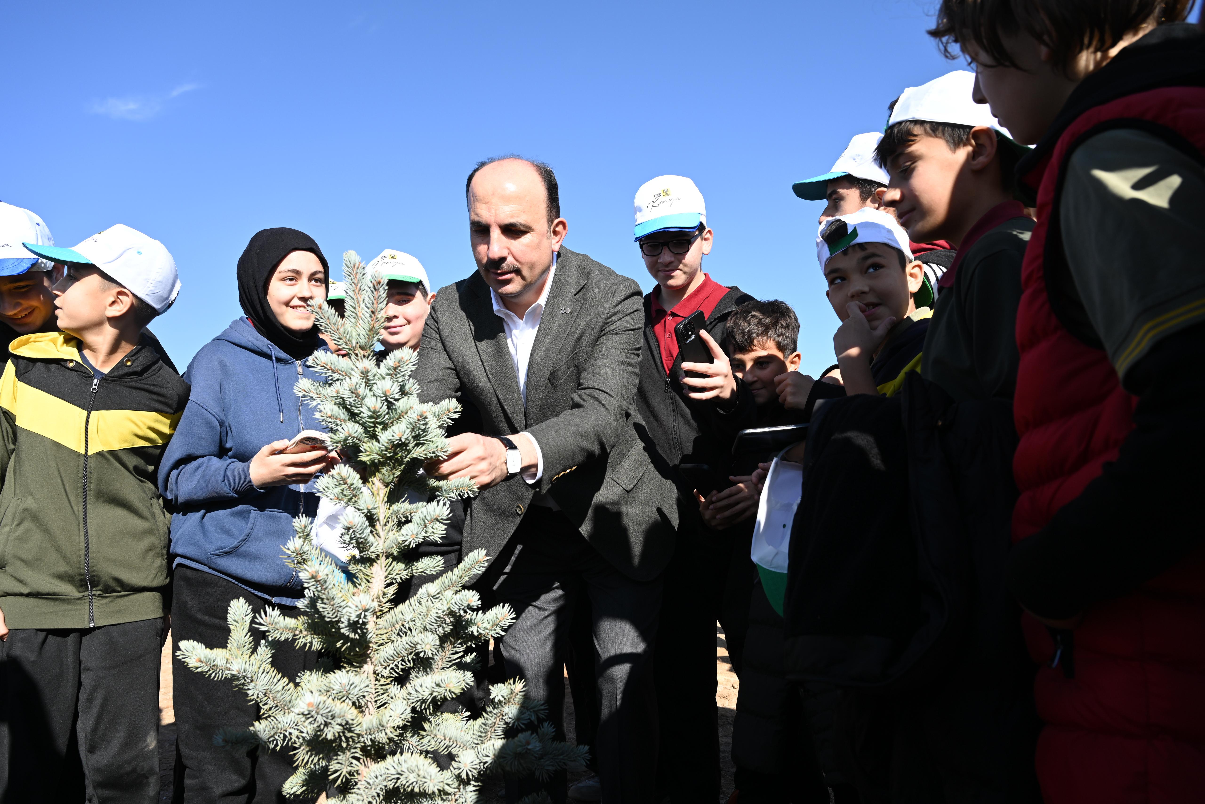 Başkan Altay öğrencilerle fidan dikti