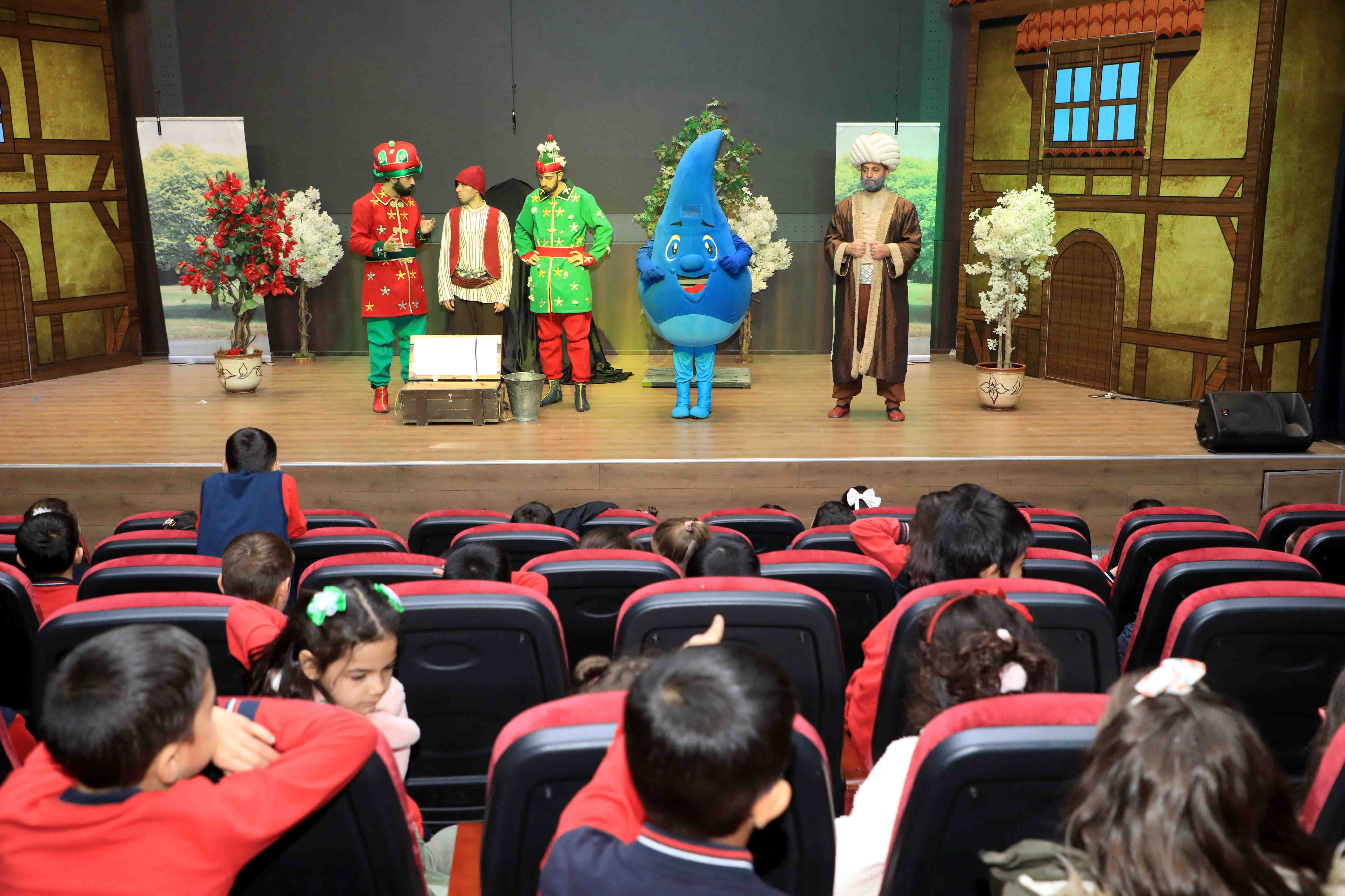 Karatay Belediyesi’nden öğrencilere tiyatro etkinliği