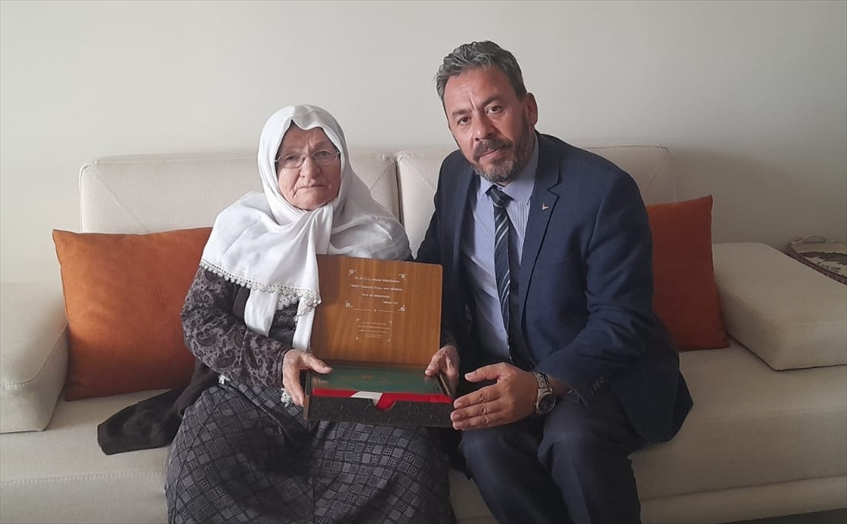 Oğlunun 25 yıl sonra "şehit" sayılması üzerine mahalleliye yemek ikram etti