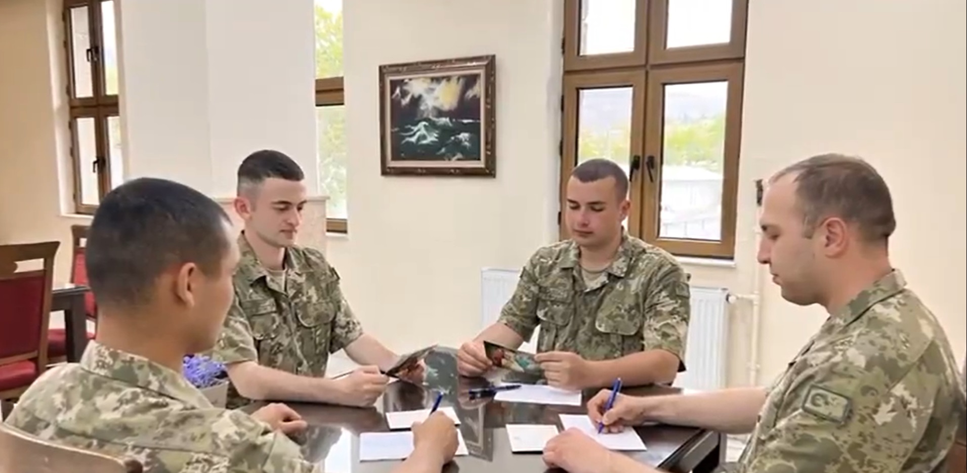 İlkokul öğrencileri ile Mehmetçik tebrik kartlarıyla bayramlaştı