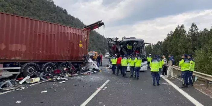 7 kişinin öldüğü otobüs kazası nasıl oldu? Vali kahreden detayı açıkladı