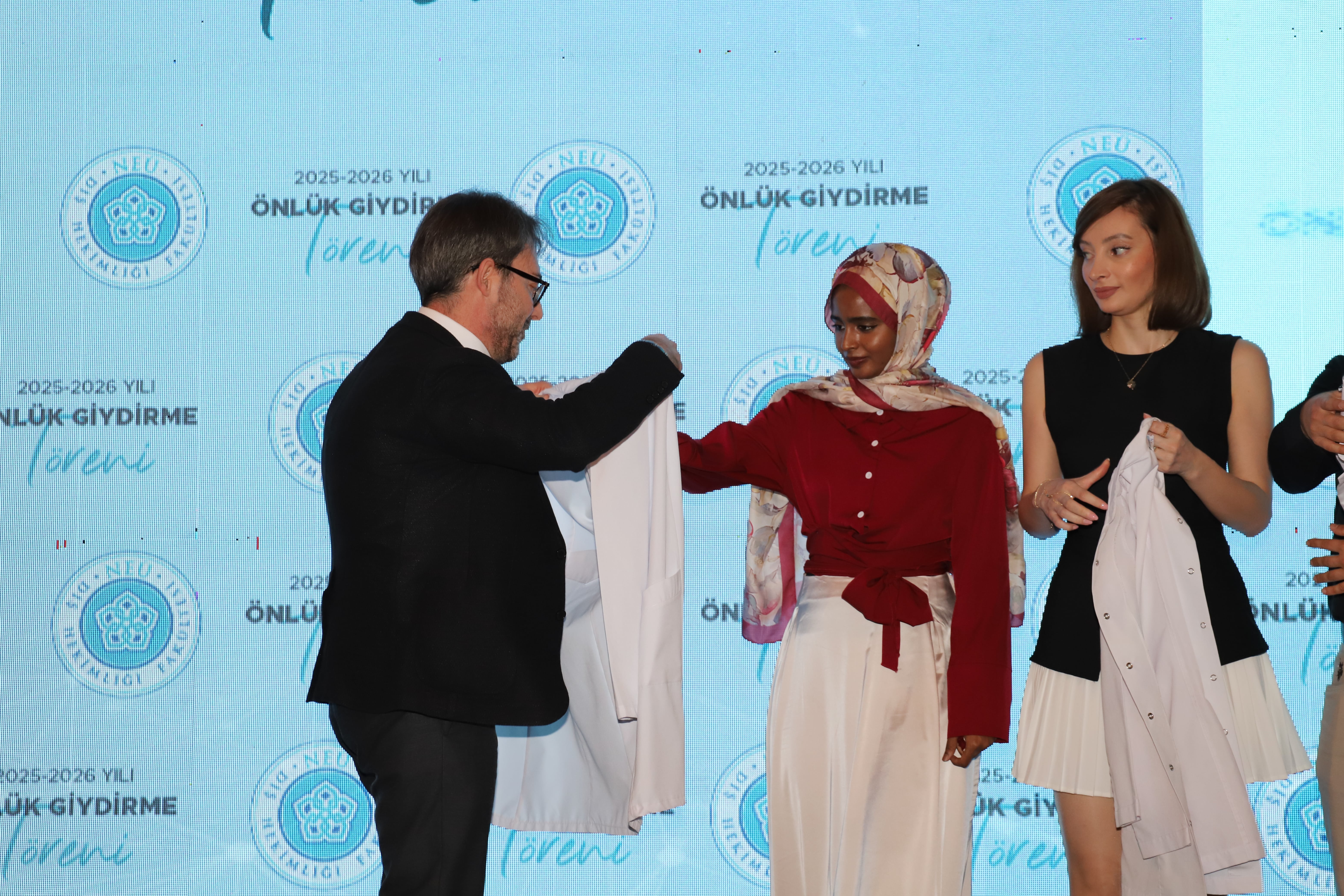 NEÜ’de öğrenciler beyaz önlükleriyle mesleğe ilk adımı attı