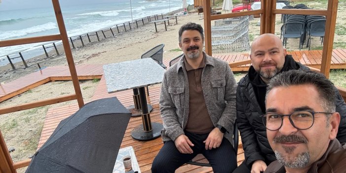 Harmankaya dostlarıyla bir arada