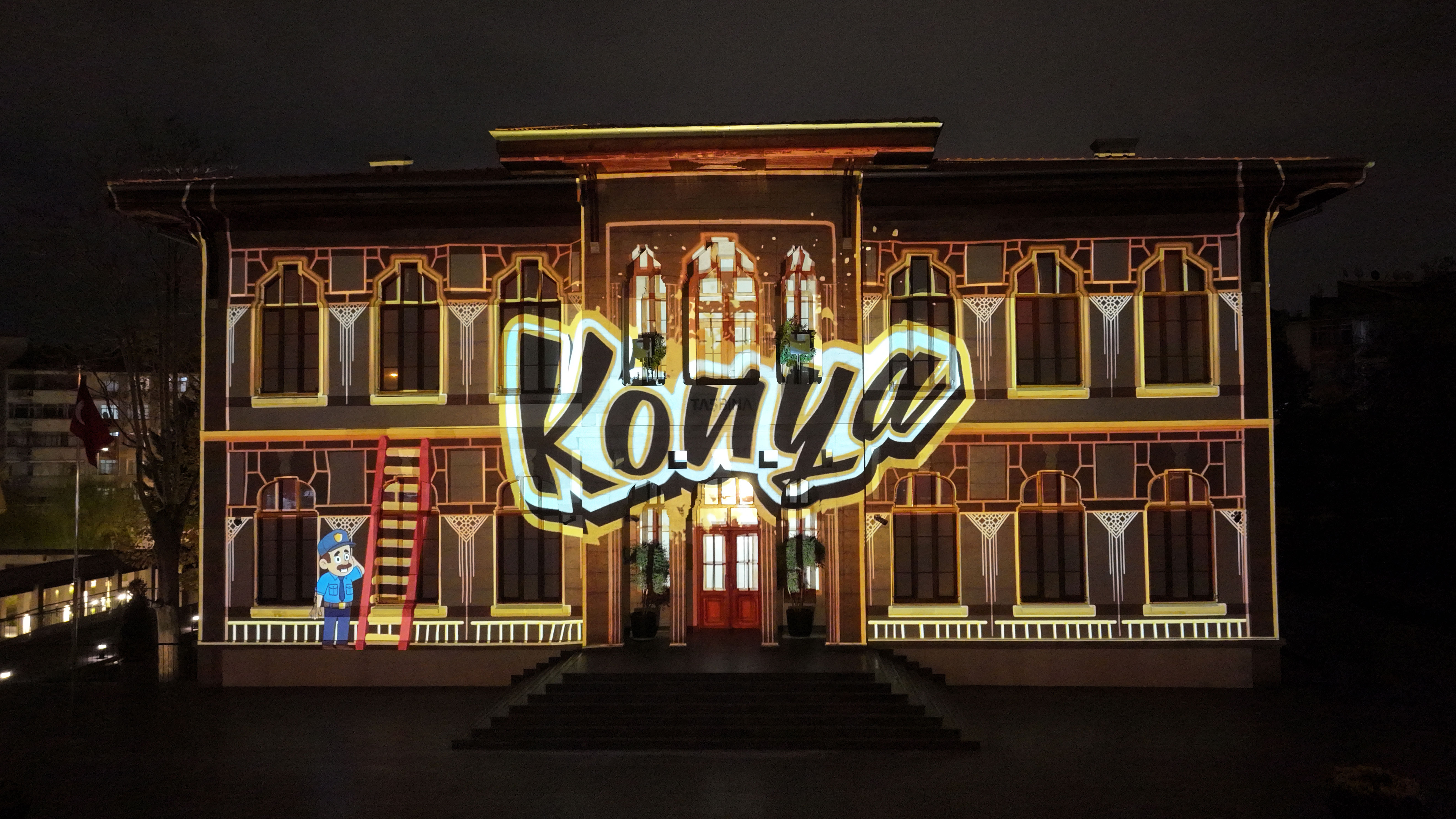 Konya Büyükşehir, Taş Bina’nın tarihi silüetinde video mapping gösterisi başlattı