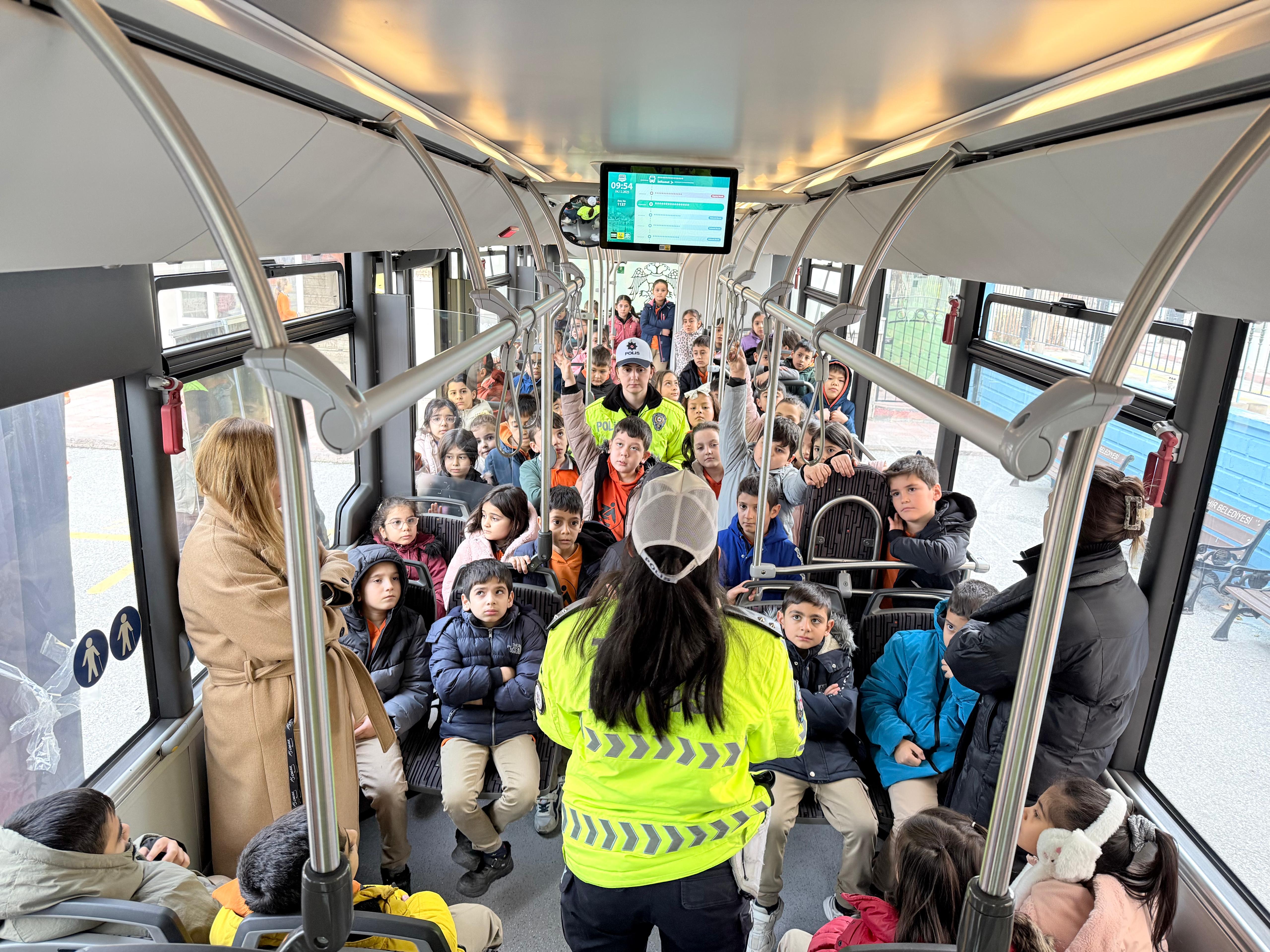 Konya Büyükşehir’in "Nezaket Otobüsü" öğrencilere trafik kültürünü aşılıyor