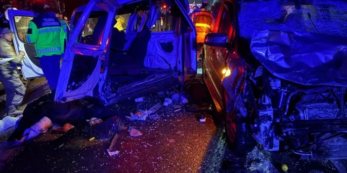 3 aracın karıştığı trafik kazasında 4 kişi öldü, 5 kişi yaralandı