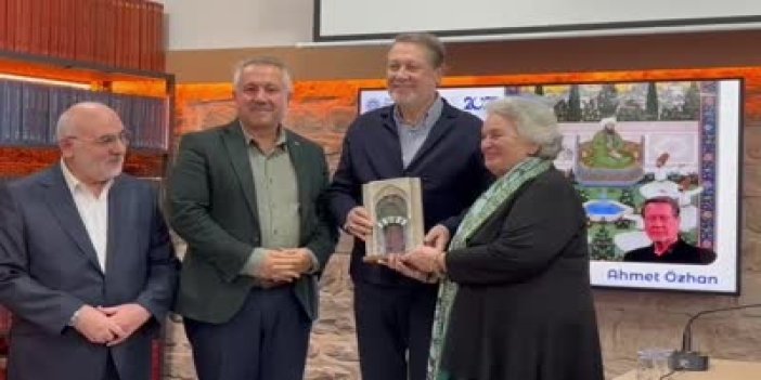 Sanatçı Ahmet Özhan'a, Mevlana Türbesi Gümüş Kapısı minyatürü hediye edildi