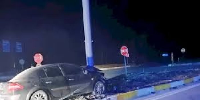 Konya'da tabela direğine çarpan otomobildeki 3 kişi yaralandı