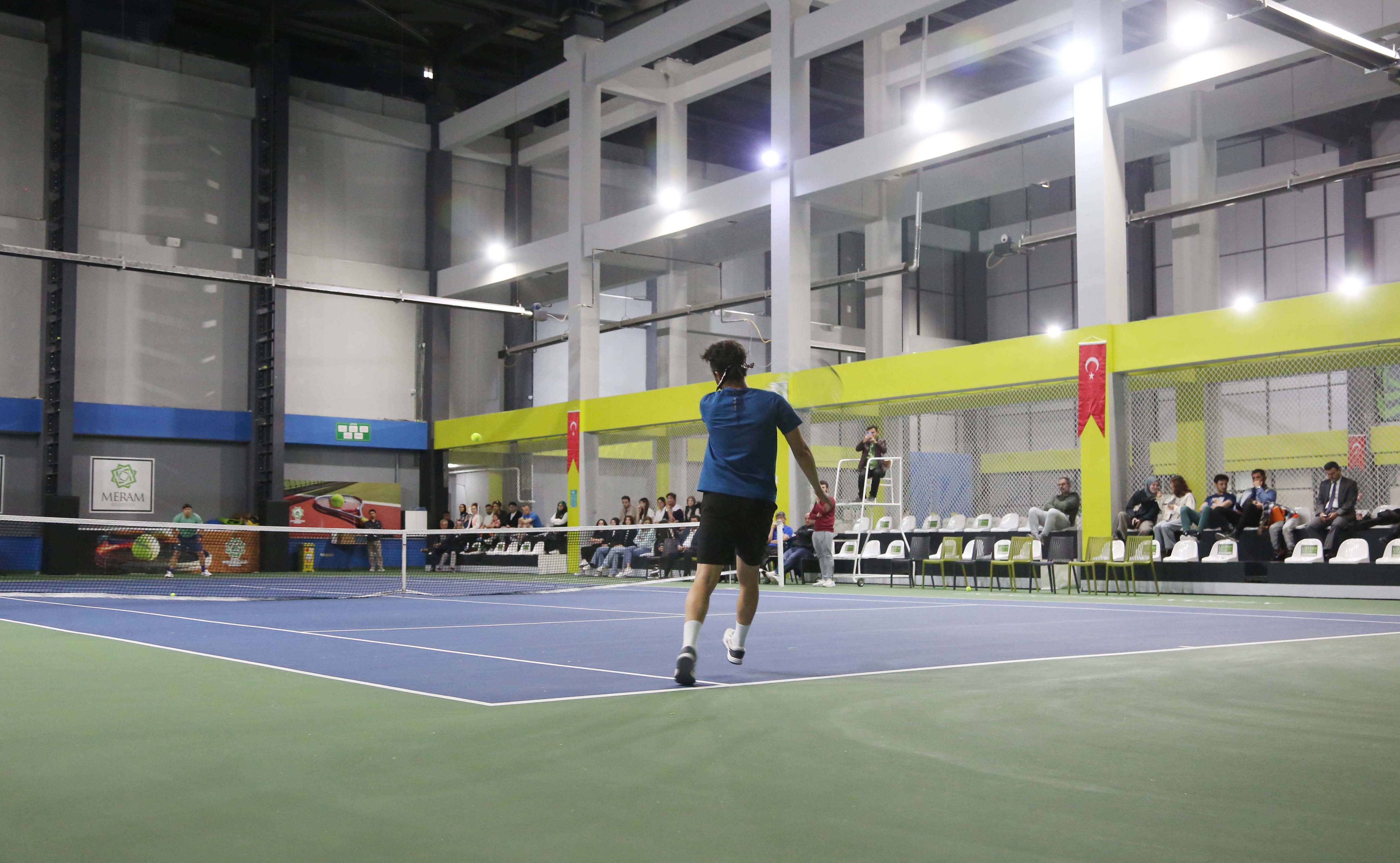 Meram’da aileler kortta buluşuyor