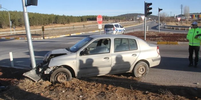 Konya’da trafik ışığı direğine çarpan otomobildeki 2 kişi yaralandı