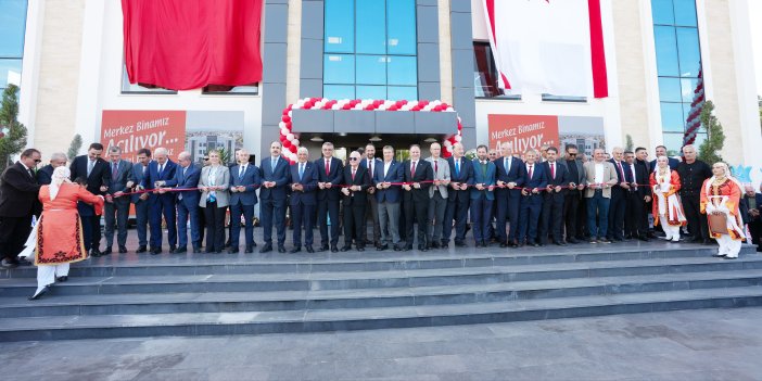 Başkan Altay belediye binası açtı