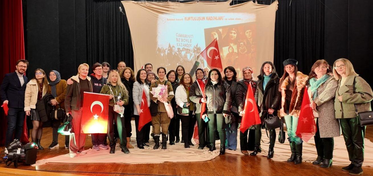 “Kurtuluşun Kadınları” adlı tiyatro gösterisine ilgi yoğundu